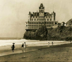 Культовый дом Сан-Франциско Cliff House, прежде чем он был уничтожен пожаром в 1907 году