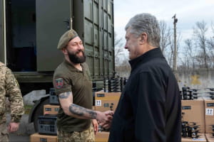 Порошенко привіз допомогу війську