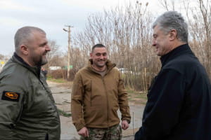 Порошенко привіз допомогу війську