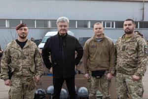 Порошенко привіз допомогу війську