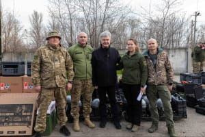Порошенко привіз допомогу війську