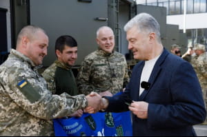 Петро Порошенко передає допомогу бригадам ТрО