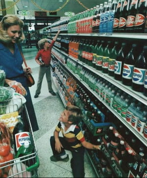Продуктовый магазин начала 1980-х. Все стеклянные бутылки, ни одного пластика.