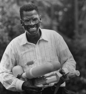 Изобретатель Super Soaker. Этот легендарный американский водяной пистолет был изобретен в 1989 году инженером Лонни Джонсоном. Он обеспечивал превосходную мощность, радиус действия и точность по сравнению с обычными пистолетами со струей, и с тех пор прин