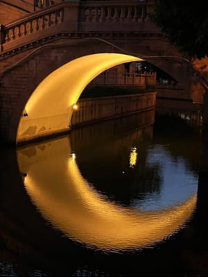 То, как свет падает под этим мостом, производит впечатление полумесяца в воде.