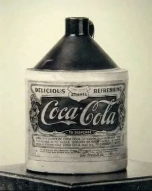 Ранняя бутылка продаваемой Coca-Cola. Хотя оригинальная формула Coca-Cola содержала небольшое количество кокаина, который тогда считался лекарственным, его количество постепенно уменьшалось, а к 1929 его употребление было полностью изъято.