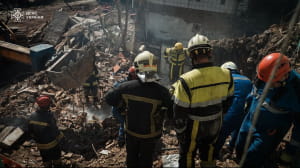 ГСЧС разбирает завалы в Дарницком районе