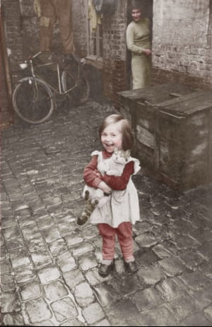 Французька дівчинка зі своїм котом у Парижі, 1959 рік