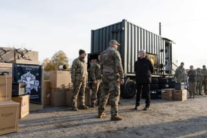 Порошенко передал помощь ВСУ