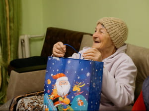 Допомога літнім людям