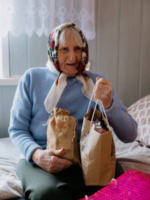 Допомога літнім людям