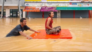 Негода охопила країни Азії