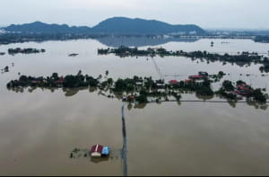 Негода охопила країни Азії