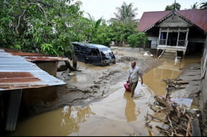 Негода охопила країни Азії