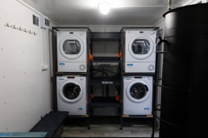 Порошенко отправил военным стирально-душевые комплексы