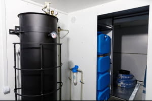 Порошенко отправил военным стирально-душевые комплексы