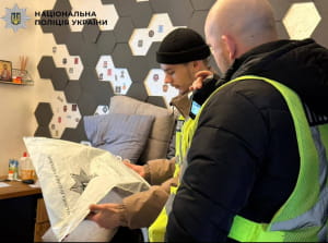 Полицейские сообщили о подозрении подростку, который в школе с ножом напал на учительницу и одноклассника