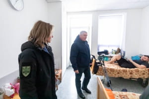 Марина Порошенко доставила генераторы в Днепропетровский областной госпиталь ветеранов