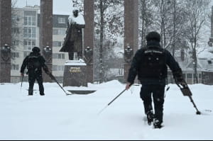 Работа сапёров вблизи памятника Бандере