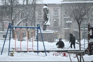 Работа сапёров вблизи памятника Бандере