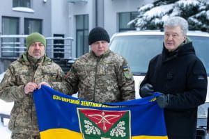 Порошенко передал помощь военным