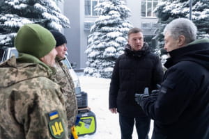 Порошенко передал помощь военным