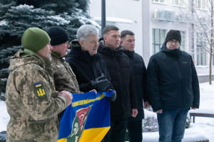 Порошенко передал помощь военным