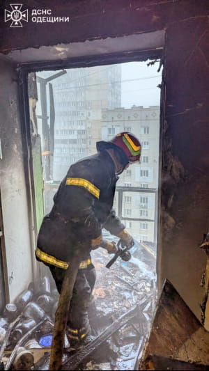 рф влучила дроом у багатоповерхівку в Чорноморську