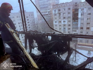 рф влучила дроом у багатоповерхівку в Чорноморську