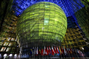 Європейські інституції прикрасили кольорами українського прапора на знак солідарності