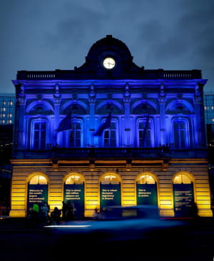 Європейські інституції прикрасили кольорами українського прапора на знак солідарності