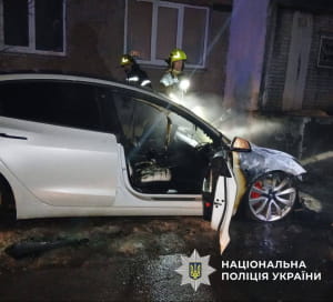 На замовлення росіян підпалювали автомобілі Tesla у Києві