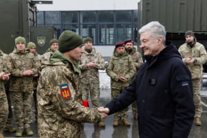 Порошенко передав підрозділам ЗСУ партію техніки