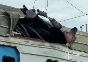 Російський FPV-дрон поцілив в електричку на Харківщині