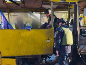 рф вдарила дроном по автобусу з людьми у Нікополі