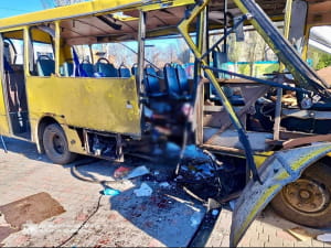 рф вдарила дроном по автобусу з людьми у Нікополі