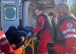 рф вдарила дроном по автобусу з людьми у Нікополі