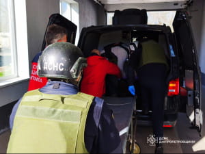 Рятувальники надають постраждалим домедичну допомогу