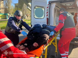 Рятувальники надають постраждалим домедичну допомогу