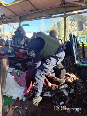 Рятувальники надають постраждалим домедичну допомогу