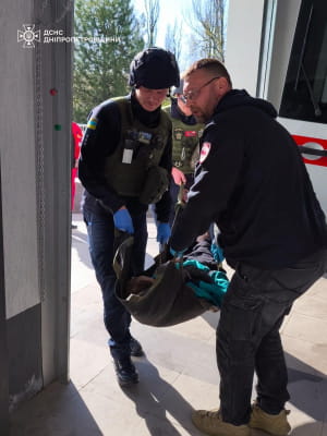 Рятувальники надають постраждалим домедичну допомогу