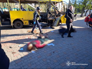 Рятувальники надають постраждалим домедичну допомогу