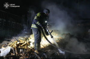 Спасатели ликвидируют очаги возгорания после обстрелов рф