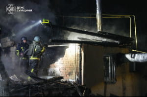 Спасатели ликвидируют очаги возгорания после обстрелов рф