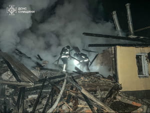 Спасатели ликвидируют очаги возгорания после обстрелов рф