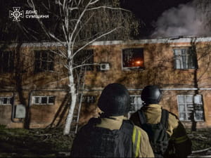 Спасатели ликвидируют очаги возгорания после обстрелов рф