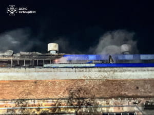 Спасатели ликвидируют очаги возгорания после обстрелов рф