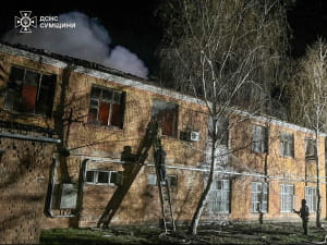 Спасатели ликвидируют очаги возгорания после обстрелов рф