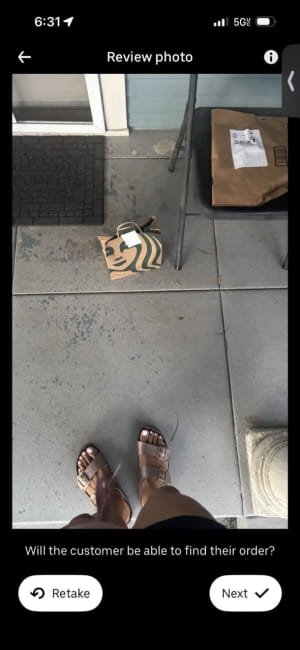 Ноги водійки Uber Eats