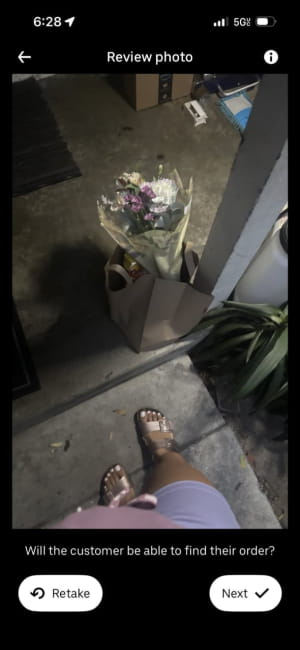 Ноги водійки Uber Eats